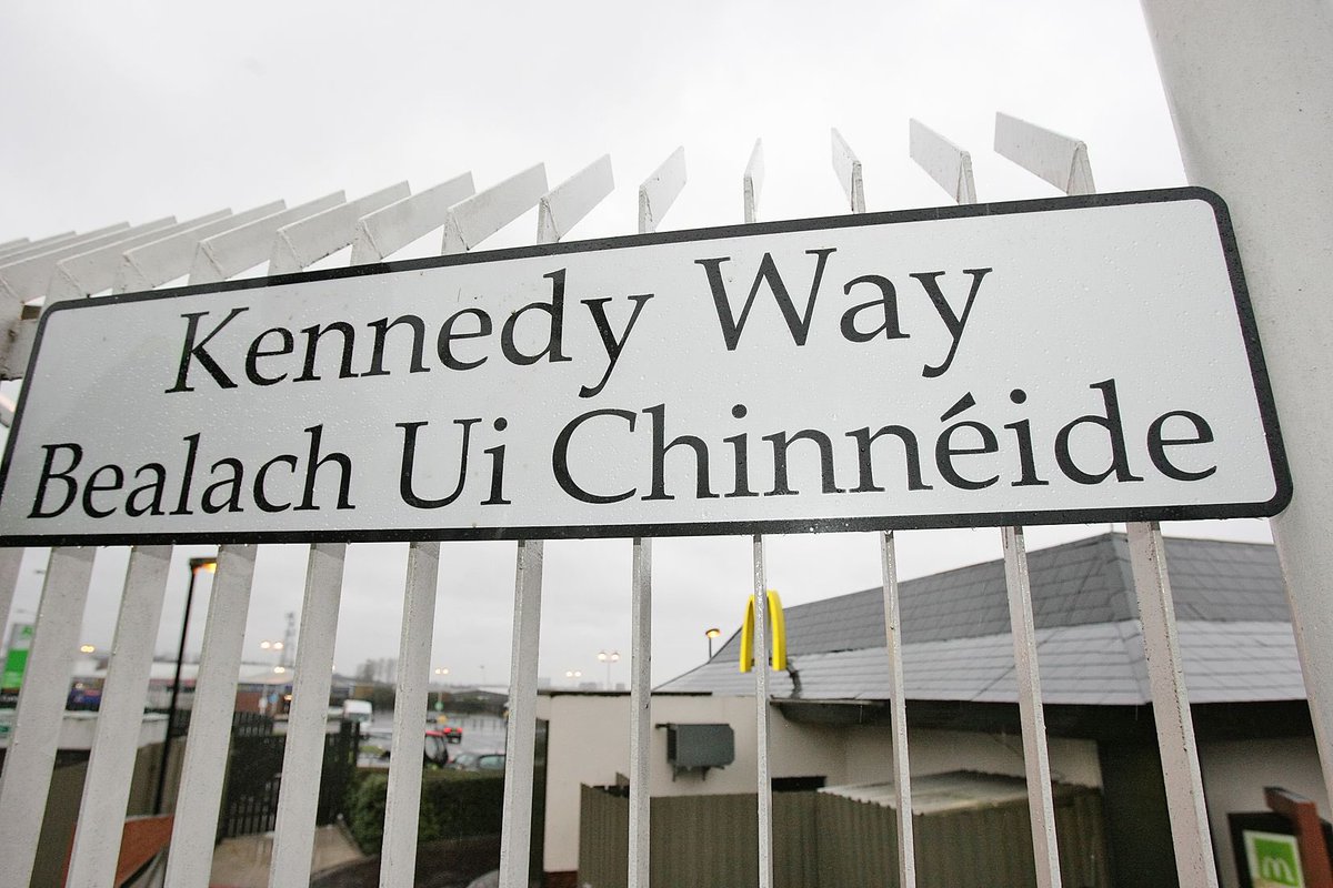 Ffeirste's tweet image. Cur isteach ar comharthaíocht sráide dátheangach ag dearg.ie inniu! 

Go to  to request your bilingual street signage today! #Gaeilge #Streetsign