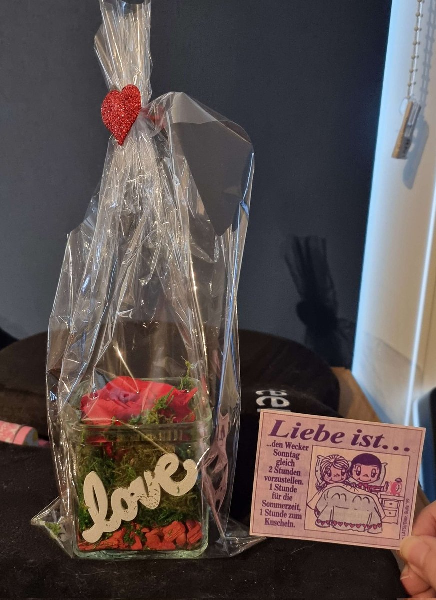 Ich: oh cool für deine schwester?
Yuna: nein? Auch männer dürfen rosen erhalten &lt;3
Ich: dawwww &lt;3 liebe dich mein schatz