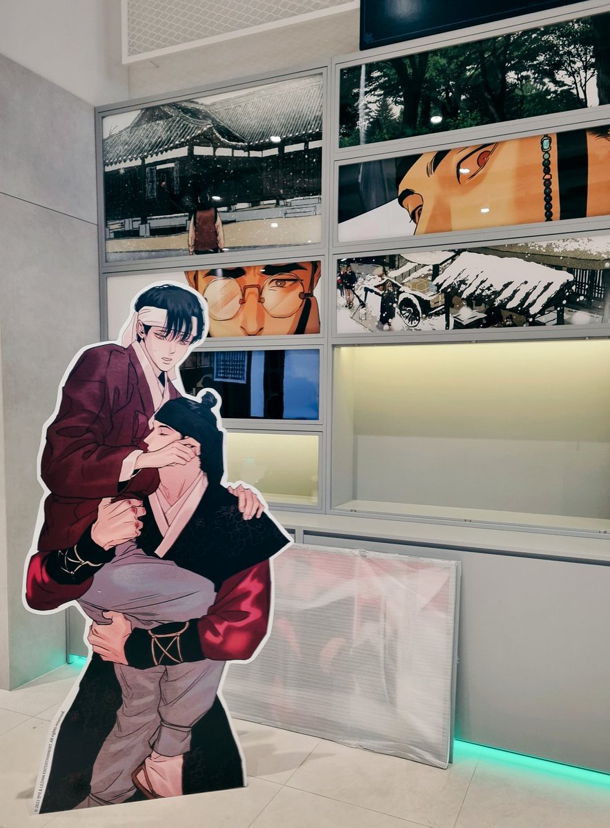 sundayjorge's tweet photo. 레진에 다녀왔어요. 1층의 카페테리아에도 잠시 들렀는데 야화첩 팝업과 사인회의 공간이 아직ㅋㅋㅋ저 눈내린 지붕과 청사초롱 데코 넘 신기하구  게이팝비엘의 멋진 아트웍 옴매 https://t.co/RF6XxmNVPL