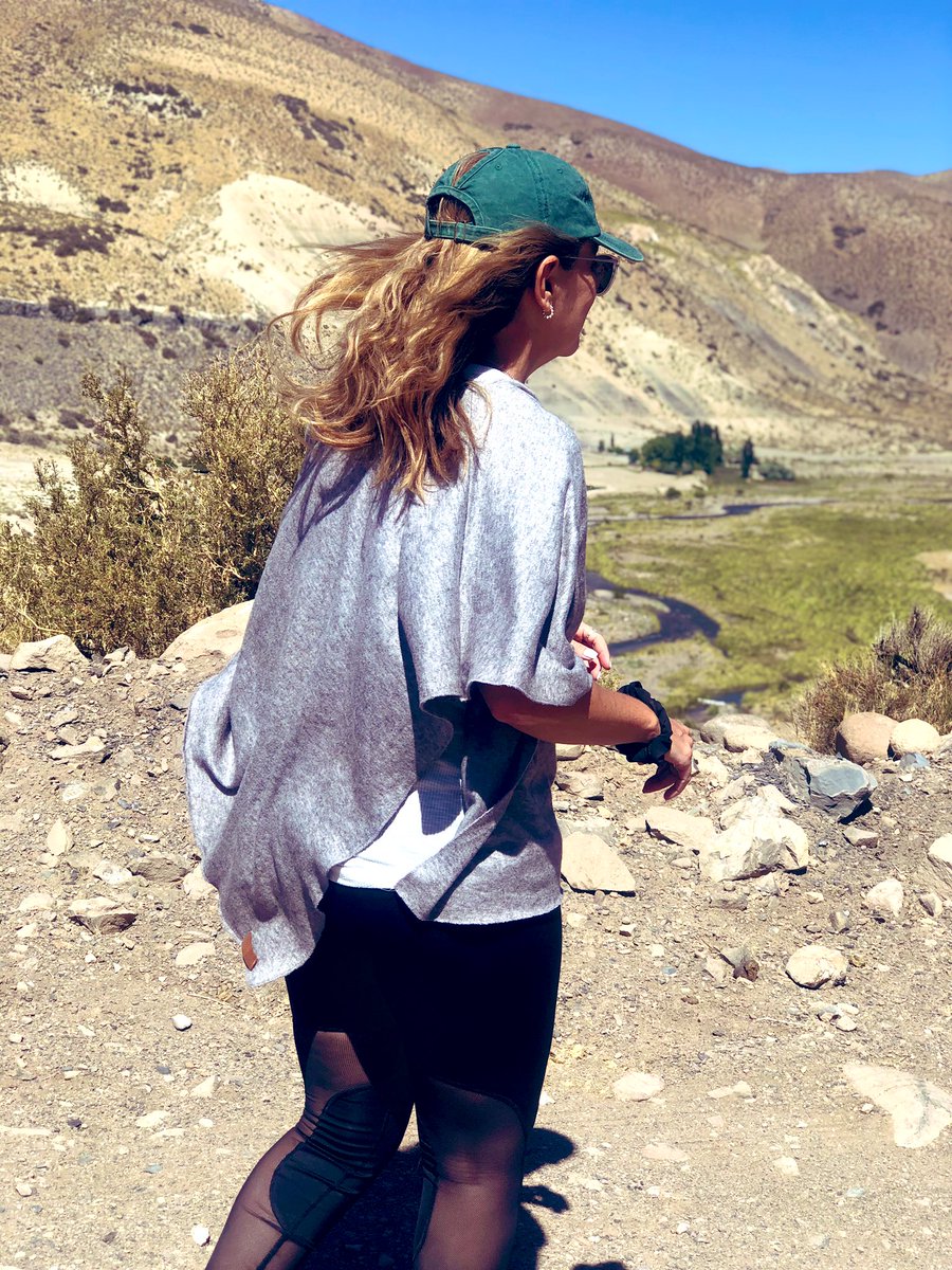 silvanaagz's tweet photo. Llegar a lugares
inhóspitos
Sentir que
no te alcanza
el pecho
para recibir
tanta hospitalidad
Y aire puro
Gente
en extinción
que abraza fuerte
después de viajar horas
cruzando los límites
del cielo
Y de la urbanidad
#NuestroPais🇦🇷❤️ #Viajantes https://t.co/n6NlmALavn
