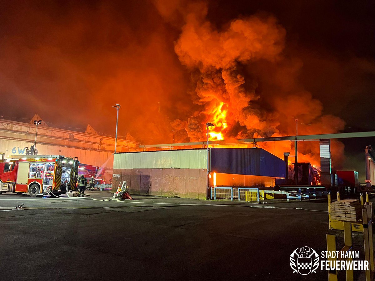 FeuerwehrHamm's tweet photo. Gestern Abend kam es im Hammer Westen zu einem größeren Brandereignis in einem Industriebetrieb am Kissinger Weg. Wir konnten eine Ausbreitung auf weitere Hallen verhindern. Alle Infos gibt es in unserem Bericht unter:
https://t.co/sQ5HcIRFlr
#einsatzfuerhamm #hamm112 #fwhamm https://t.co/vlrVb9ik59
