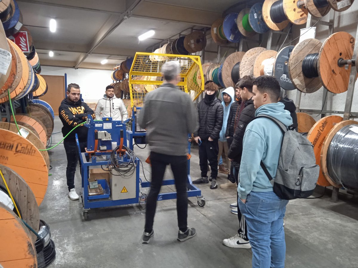 adsisdonostia's tweet photo. Eta @Setalde n ere egon gara gaur goizean #Elektrizitate mundua ezagutzen. #OinarrizkoLanbideHeziketa #FormaciónProfesionalBásica Y el #TallerDeElectricidad #Donostia #Gazteak https://t.co/dFRNUBdYUC
