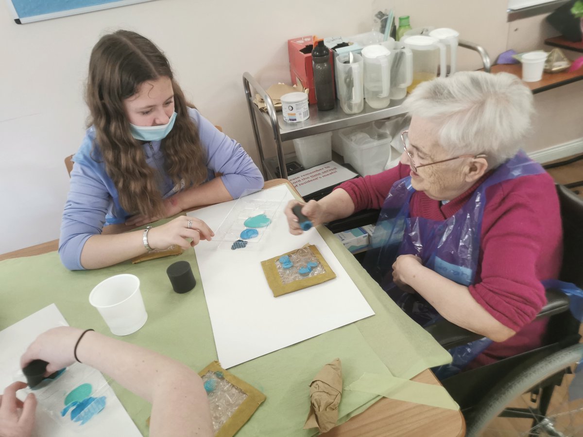 LinkGenNI's tweet photo. Movilla High School pupils joined Movilla House residents for their first session of LGNI's 'LinkAge &amp; Art'!  Thanks to @ArtsCouncilNI @publichealthni Baring Foundation for supporting this amazing initiative! We need more of this! @healthdpt @COPNI @agenipolicy @myhomelifeni 😍 https://t.co/1k1NvKDbSn