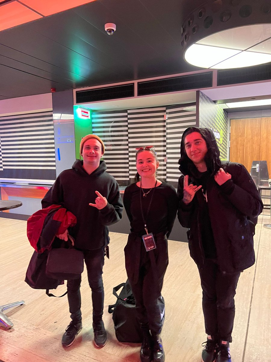 Mareja_97's tweet photo. Even though I was super shy to ask them question and give gift I brought at q&amp;a personally, I was able to get photo w these amazing humans. Hope you enjoyed the snacks from my country and wine. 🤗
@badomenscult 
#BadOmens https://t.co/K0NBLvFMze