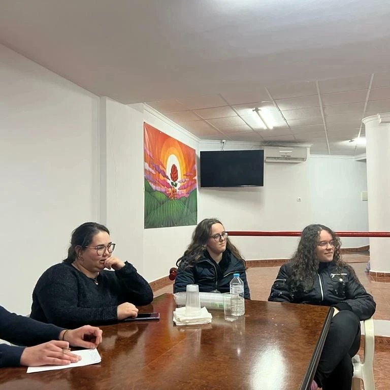 JS_Archena's tweet photo. @Mercedes_Orenes se reúne con integrantes de JS para explicar su proyecto #archenaesloprimero y hacer a la juventud partícipe del mismo.
El proyecto de @Mercedes_Orenes es lo que la juventud de #Archena merece y necesita.
#yoconmercedesorenes 💪🌹♥️ https://t.co/HtPHTN9u0G
