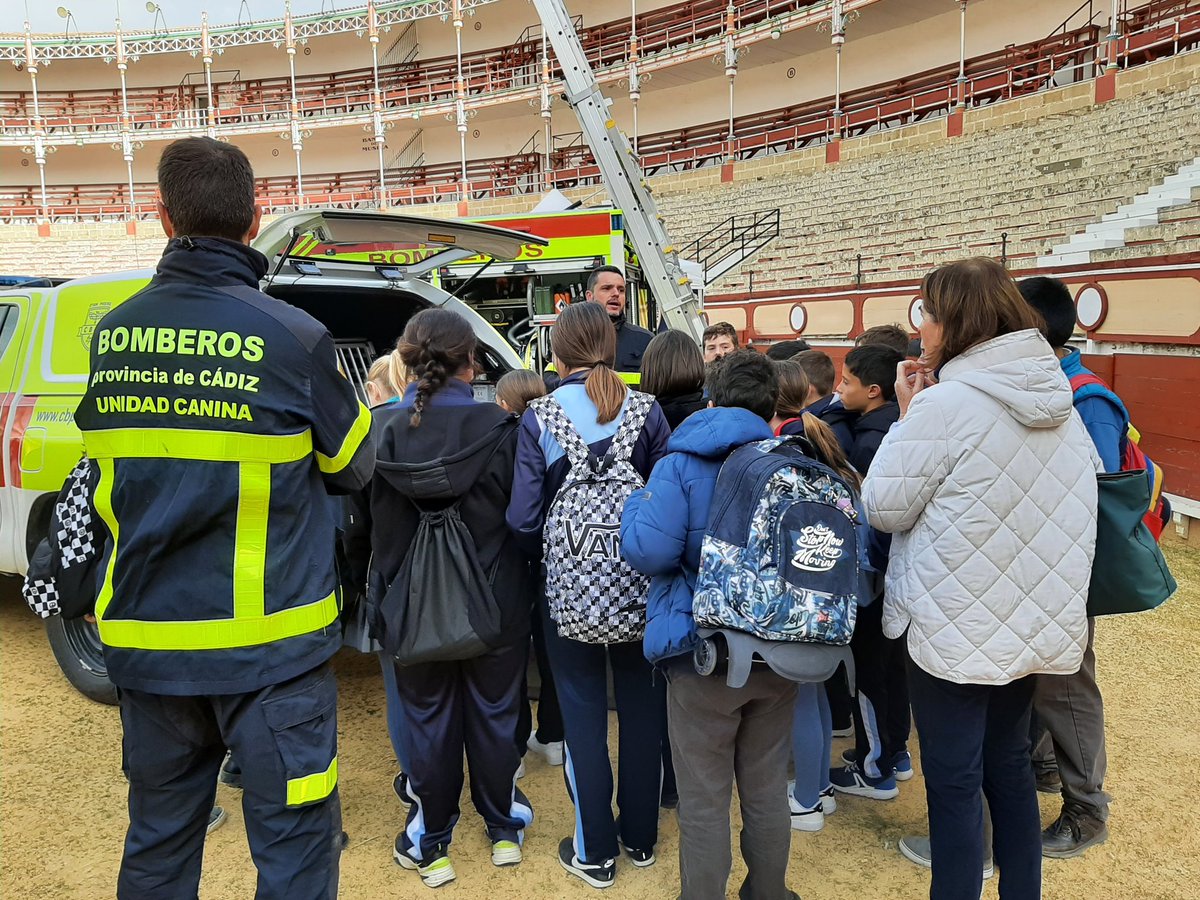 E112Andalucia's tweet photo. Finalizan las jornadas por el #DíaEuropeo112 en #ElPuertodeSantaMaría #Cádiz Gracias a todos los operativos que han compartido este día con nosotros porque en una emergencia #TodosSumamos  @policiandalucia @BomberosCbpc
@Plan_INFOCA @AAMM_And #PoliciaLocal @CruzRojaCA #CES061 https://t.co/m0g2DxyAnx