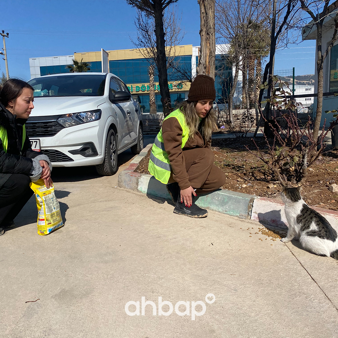 Sürecinin devamlılığını sağlayabilmek adına elimizdeki tüm materyali farklı illerimizdeki depolarımızda, uygun şekilde muhafaza ediyoruz. 

Depremzedelerimizin, çocuklarımızın yanında ve onlarla omuz omuzayız. Manevi desteğimizi onlara her zaman hissettirmeye çalışıyoruz. +