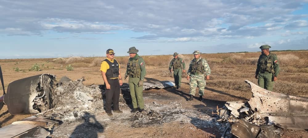 nuevodiaenlinea's tweet photo. #NuevoDía | 🚨«Peinan» zona donde fue neutralizada aeronave en Falcón (+ fotos) @dhernandezlarez, @FalconZodi12
#CEOFANB #Falcón #narcoavioneta #Mitare #NoticiasFalcón
Más información AQUÍ 👇
https://t.co/KE4g3jlSWX https://t.co/15z0rFmbTf