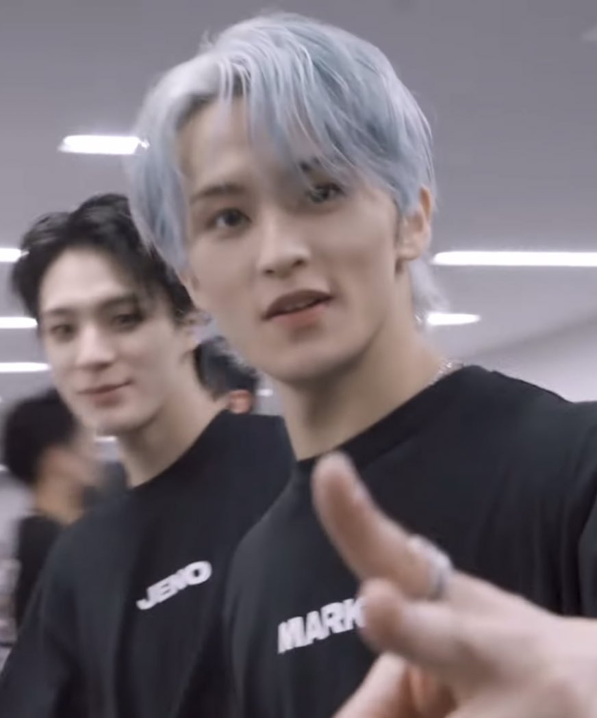 LOOKSMKL's tweet photo. handsome mark lee🤍 https://t.co/owpF5rPVz3