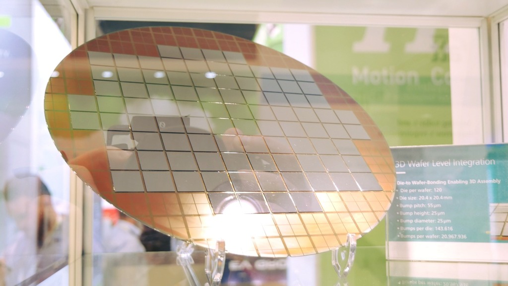 TechTechPotato's tweet photo. Now this is what I call 3D wafer level integration! #semiconwest2022 #chip #wafer #silicon #morethanmoore https://t.co/SLAx2kVMyi https://t.co/9kwEm13wPK