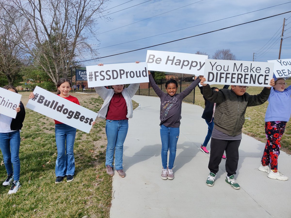 MarieTeaches's tweet photo. Happiness sprinkling for #FISRAKWEEK with @fssdFIS students. #BulldogBEST https://t.co/ODNi8nnRvG