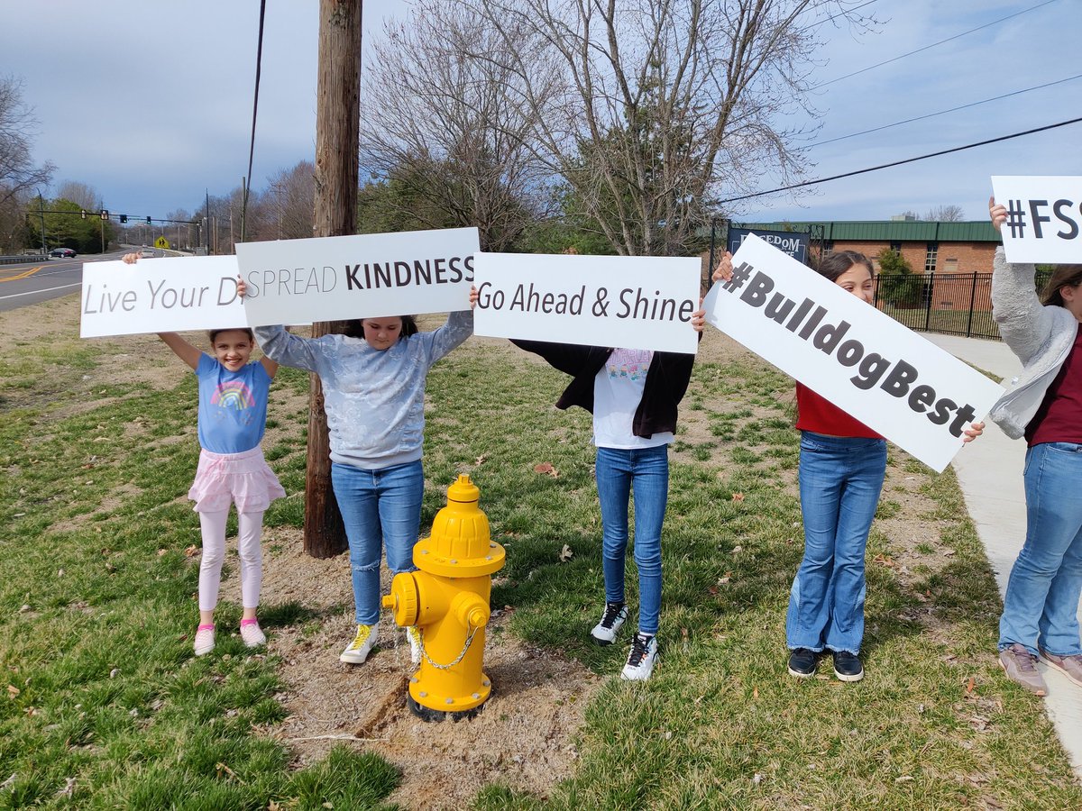 MarieTeaches's tweet photo. Happiness sprinkling for #FISRAKWEEK with @fssdFIS students. #BulldogBEST https://t.co/ODNi8nnRvG