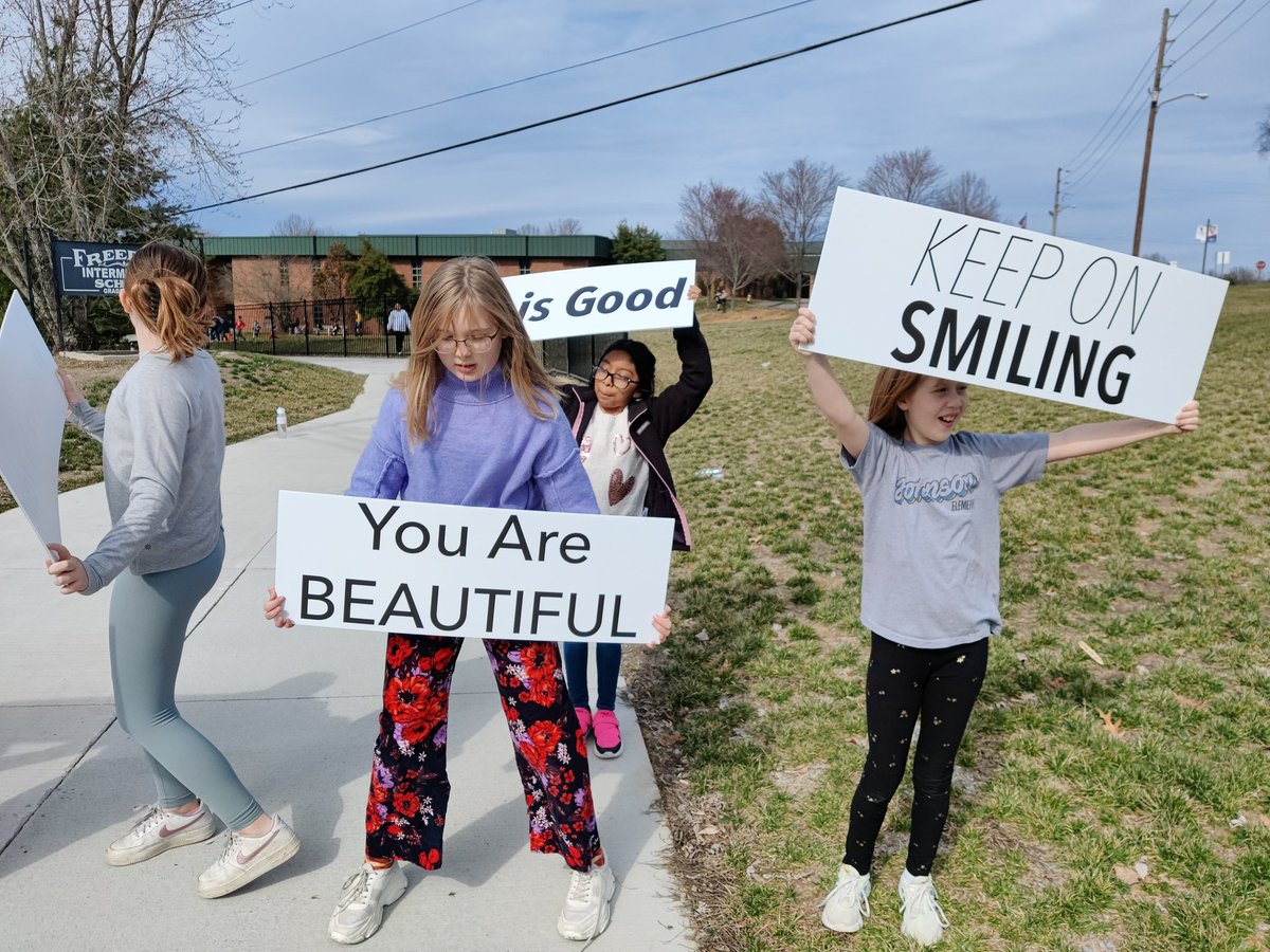 MarieTeaches's tweet photo. Happiness sprinkling for #FISRAKWEEK with @fssdFIS students. #BulldogBEST https://t.co/ODNi8nnRvG