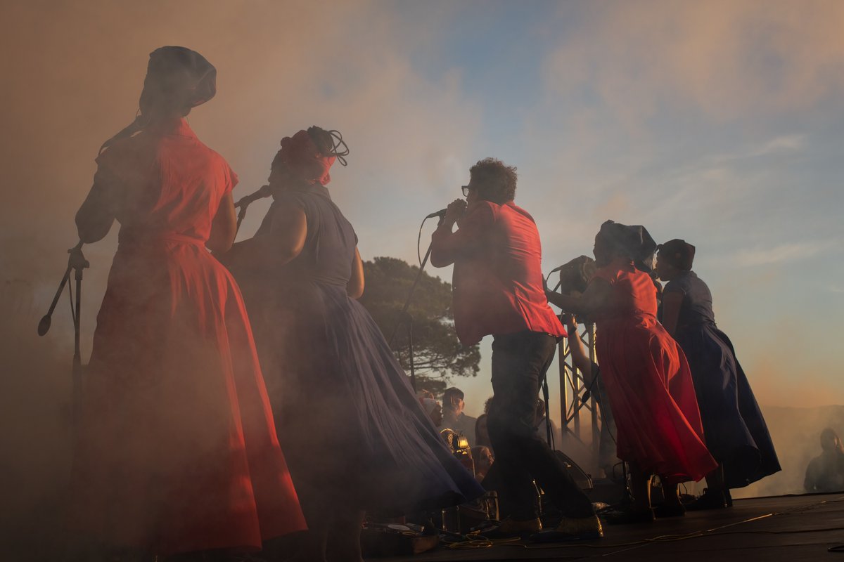 In flight. 💃🏽✨👓

#HotWaterLive #MamaAfrica #redandblue #isitolotolo #stage #stagevibes #noordhoek #capepointvineyards #MamaAfricaSandwich Big Blue CSquared Cape Point Vineyards @thesocialpostsa 📷