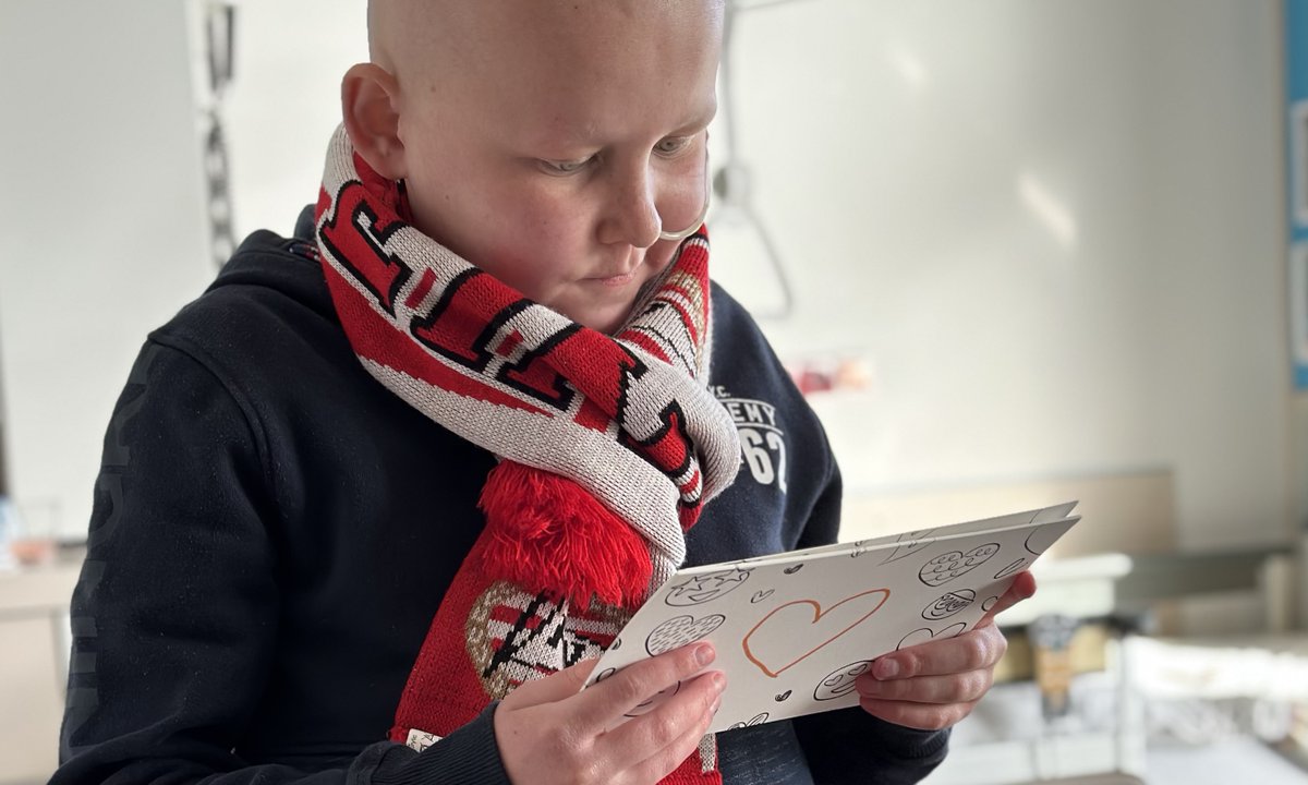 prinsesmaximac's tweet photo. Het is vandaag #WereldKinderkankerdag. De afgelopen dagen werden er door jullie meer dan 20.000 digitale kaartjes gemaakt 🧡🙏🏻 Vandaag kunnen we daar al heel wat kinderen mee verrassen. De rest van de kaartjes liggen klaar om de komende tijd uitgedeeld te worden. https://t.co/Y1SLiKpewo
