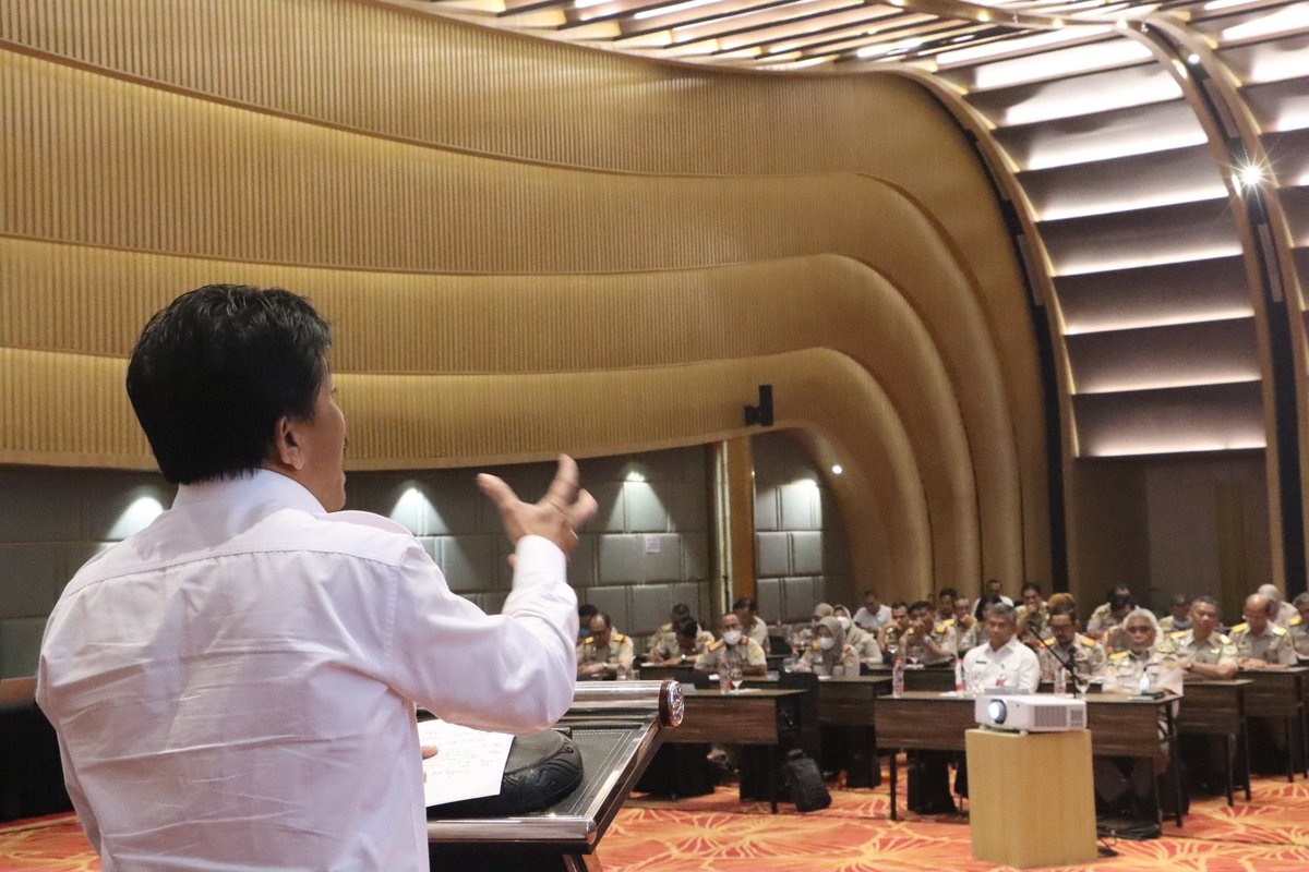 BarantinRI's tweet photo. Menurut Bambang kewasdakan ini sangat penting untuk meningkatkan kepatuhan masyarakat terhadap peraturan perkarantinaan. Sehingga tidak lagi terjadi pelanggaran. Memahami akan bahayanya melalulintaskan komoditas pertanian bila tidak dilaporkan kepada pejabat Karantina. https://t.co/u9bfghCILE