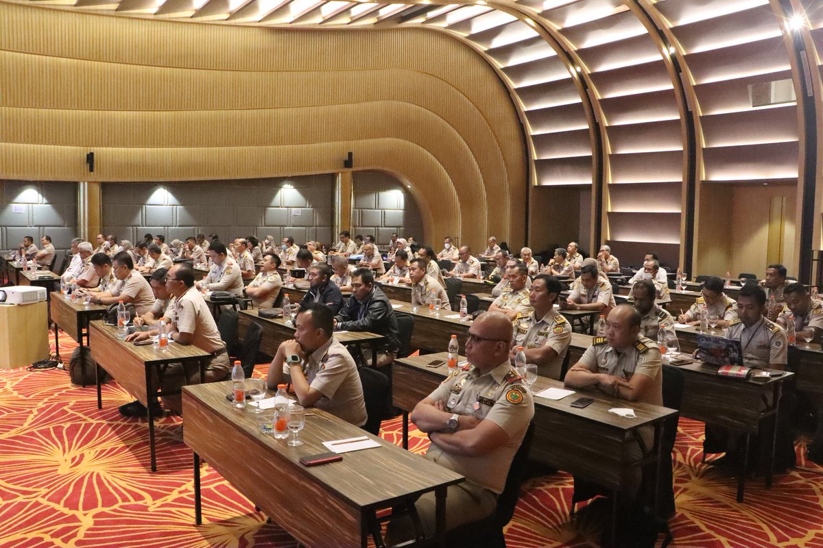 BarantinRI's tweet photo. Menurut Bambang kewasdakan ini sangat penting untuk meningkatkan kepatuhan masyarakat terhadap peraturan perkarantinaan. Sehingga tidak lagi terjadi pelanggaran. Memahami akan bahayanya melalulintaskan komoditas pertanian bila tidak dilaporkan kepada pejabat Karantina. https://t.co/u9bfghCILE