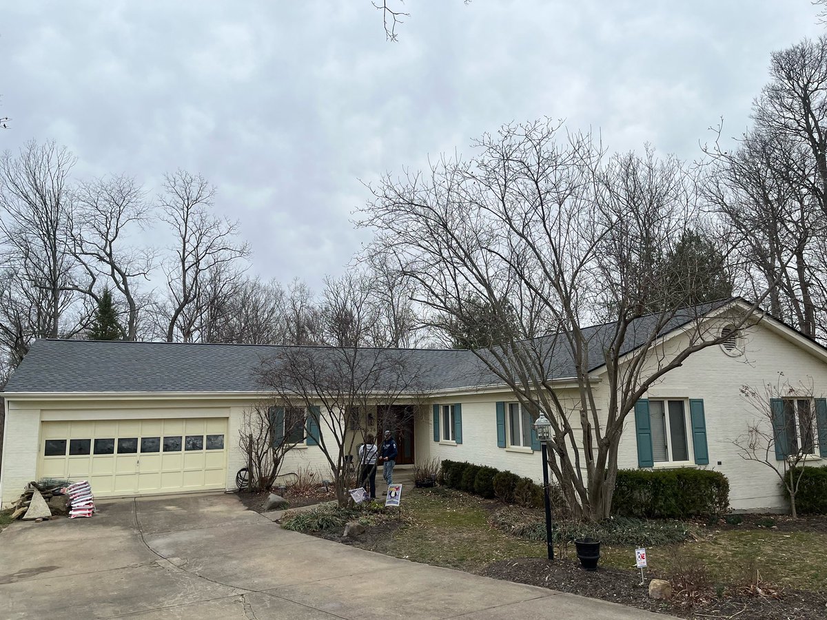 conrad_llc's tweet photo. Ranch home in Anderson Township, Cincinnati Ohio
🔨2 layer tear off 
🔨4.5 feet of ice gaurd per code
🔨HAND NAILED GAF HDZ Pewter Gray shingles
🔨New soldered chimney flashing #gaf #roofer #roof #cincinnati #construction #constructionworker https://t.co/y93NMrhm42