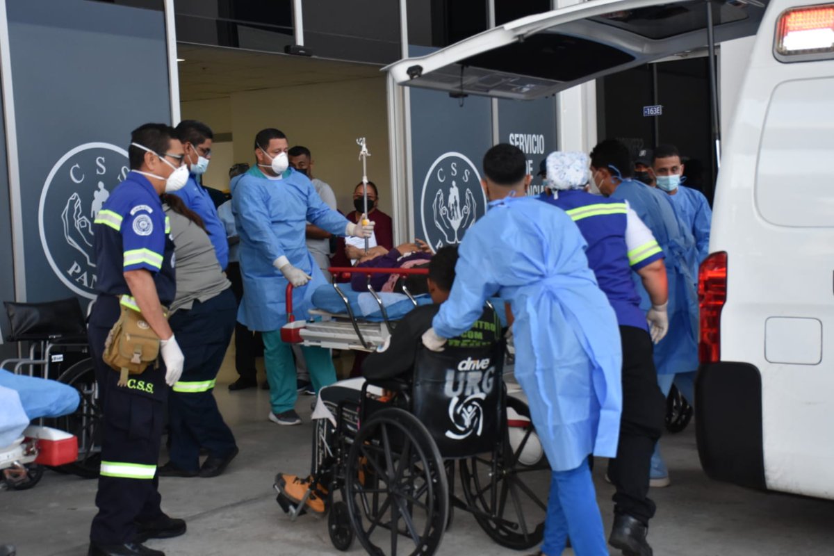 CSSPanama's tweet photo. #Chiriquí
#EndesarrolloCSS | Colaboradores médicos, internos especialistas y personal de enfermería del hospital "Dr. Rafael Hernández", reciben y atienden a 13 pacientes (hasta el momento) del accidente ocurrido en Gualaca.
#CSSPanamá https://t.co/Ado2F9IifX