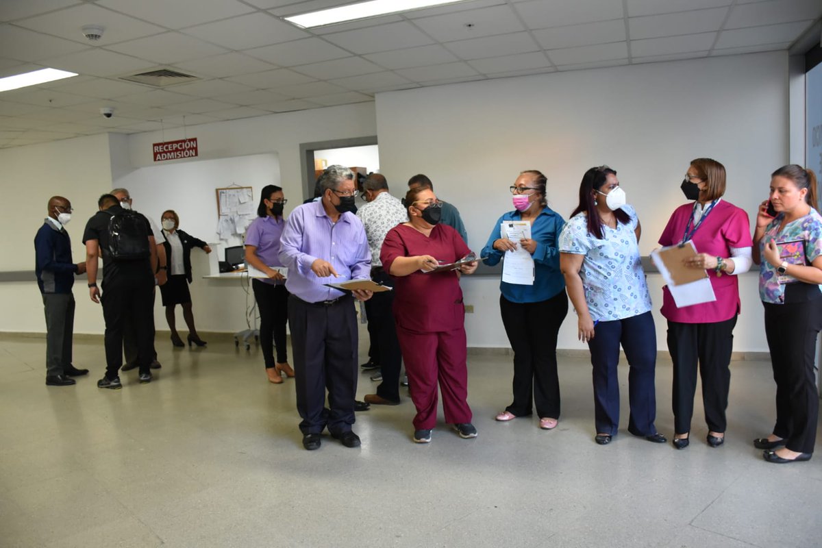 CSSPanama's tweet photo. #Chiriquí
#EndesarrolloCSS | Colaboradores médicos, internos especialistas y personal de enfermería del hospital "Dr. Rafael Hernández", reciben y atienden a 13 pacientes (hasta el momento) del accidente ocurrido en Gualaca.
#CSSPanamá https://t.co/Ado2F9IifX