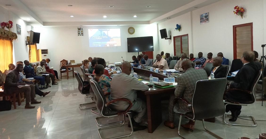 PapeurCar's tweet photo. La 3ème Réunion du comité de pilotage du Programme d’Appui à la Promotion de l’Entrepreneuriat en milieu Urbain et Rural, @PAPEUR a lieu aujourd'hui dans la salle de conférence du Ministère de l'Economie, du Plan et de la Coopération Internationale à Bangui. 
@UEenRCA 
@ITCnews https://t.co/jbKhuJD6kz