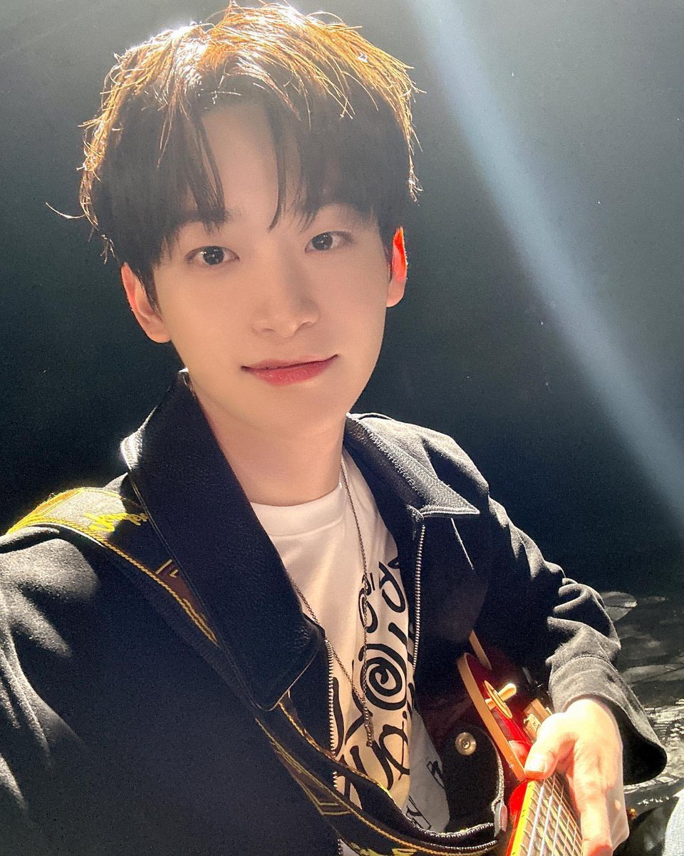 mo9m00's tweet photo. 너무 아름다워 기타정모 🎶 고유명사로 박아야함 >> 기타정모 << 😍❤️ https://t.co/3L2XTXLgyl