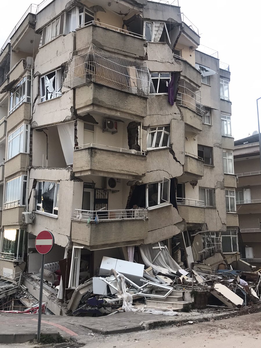Çok büyük bir felaket yaşadık binlerce insanımızı, öğrencilerimizi yüzlerce öğretmenimizi kaybettik. Aynı zamanda komşu diğer 9 ilimiz acısı da buna eklendi. Deprem öncesi alınacak önlemler binlerce insanımızın hayatını kurtarabilirdi sadece deprem değil aynı zamanda kar ve rant+