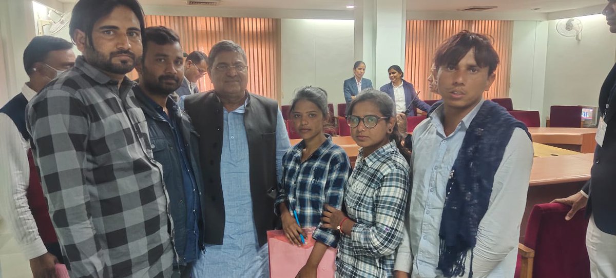 navneetsharan71's tweet photo. कल का सूर्योदय #CHA_परिवार के लिए नई आशा की किरण लाए तो अच्छा है.
आज #CHA_परिवार के साथ सरकार न्याय करे तो अच्छा है राजस्थान का सबसे बड़ा आंदोलन स्वरोजगार के लिए आज सफल हो जाए तो अच्छा है @ashokgehlot51 जी से न्याय की उम्मीद आज सफल हो जाए तो अच्छा है.. #CHA_की_नोकरी_बहाल_करें https://t.co/fT24tHz1qI