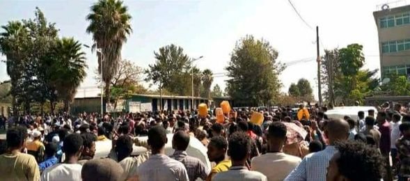 DerejeGerefa's tweet photo. ወልቂጤ ውሃ ጠይቃ ጥይት ጠጣች!
የወልቂጤ ከተማ ነዋሪዎች የውሃ እጥረት ስለገጠማቸው ግብር ሰብሳቢው መንግስት ሀላፊነቱን እንዲወጣ በሰልፍ ቢጠይቁም በፀጥታ ሀይሎች በተወሰደ እርምጃ እስካሁን የ 2 ሰዎች ሂወት ሲያልፍ በርካቶች መቁሰላቸው ታውቋል። https://t.co/vlBURCi0YP