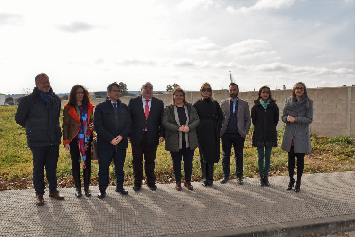 TitaElez's tweet photo. Hoy he visitado junto a #TontxuRodríguez los terrenos donde se va a construir la nueva #Ciudad #Justicia #TalaveraDeLaReina. Se trata de otra demanda histórica que atiende este Gobierno municipal con el Ministerio y avanza firme con un proyecto y un presupuesto. https://t.co/iviezJE9Yl