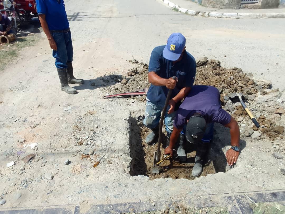 #Aragua|Personal de #Hidrocentro reparó fuga de agua potable en toma domiciliaria en la av. Ppal. del barrio Las Ánimas I, beneficiando a 30 personas de la pquia. San Martin de Porres. Mcpio. #Libertador. Gracias al #1x10DelBuenGobierno
<a href="/RMarcoTorres/">Rodolfo Marco Torres</a>
<a href="/minaguasoficial/">Ministerio del P.P. de Atención de las Aguas</a>