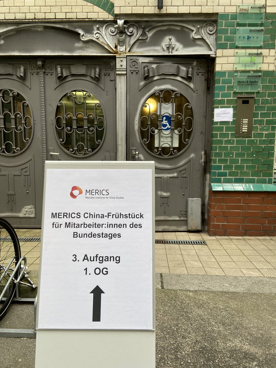 China unter Xi positioniert sich als Alternativsystem zum „Westen“ ist aber kaum kritikfähig in seinem globalen Führungsstil. Erkenntnisreiches Frühstück heute morgen bei <a href="/merics_eu/">MERICS</a> mit <a href="/m_huotari/">Mikko Huotari</a> <a href="/bernhardbartsch/">Bernhard Bartsch</a> <a href="/RKefferputz/">Roderick Kefferpütz</a> <a href="/BarbaraPongratz/">Barbara Pongratz</a> und vielen Kolleg:innen.