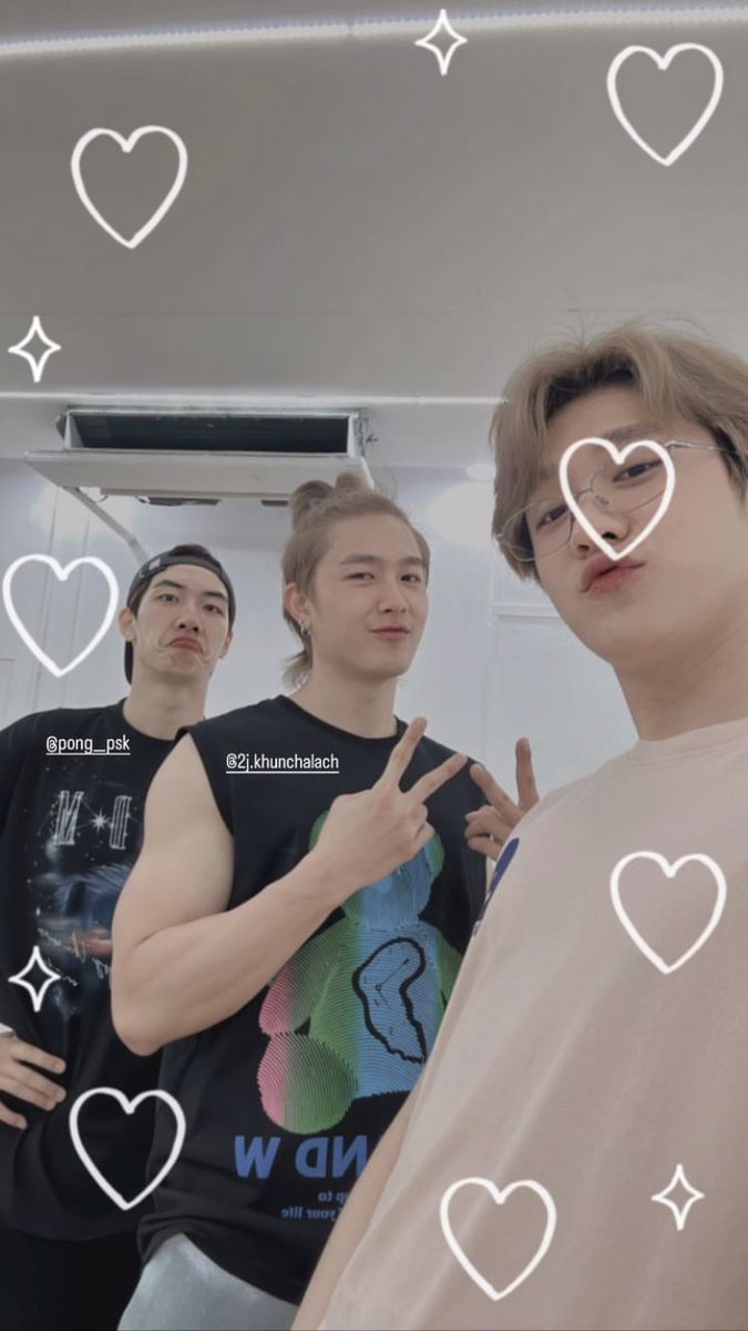 Chucazzz's tweet photo. My #TimeTayTem
They really look alike each other😭
#usnttr #2jkhunchalach #pong__psk https://t.co/oO430hedIE
