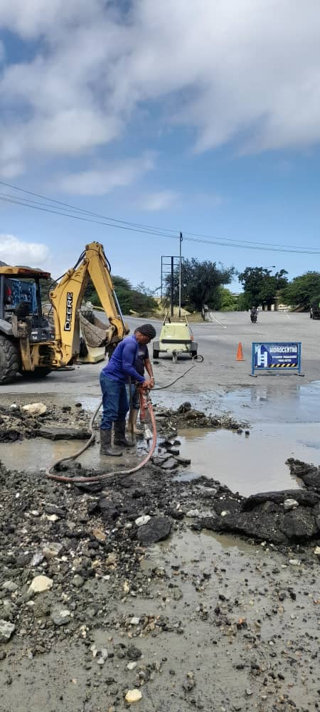 Hidrocentro2011's tweet photo. #Carabobo|| La fuerza Trabajadora de #Hidrocentro ejecuta reparación de fuga de agua potable en tubería de 16" en el Distribuidor El Cangrejo del municipio #PuertoCabello 
@RMarcoTorres @minaguasoficial https://t.co/LwnhI3yxq3