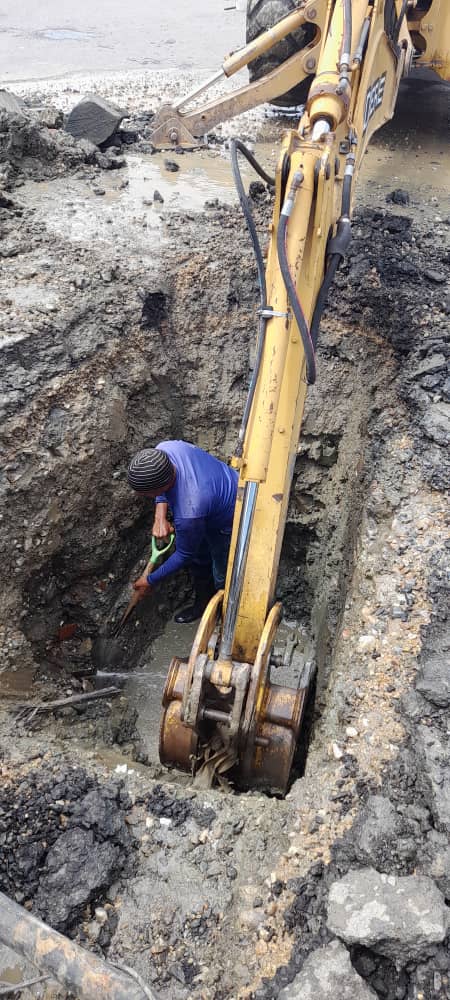 Hidrocentro2011's tweet photo. #Carabobo|| La fuerza Trabajadora de #Hidrocentro ejecuta reparación de fuga de agua potable en tubería de 16" en el Distribuidor El Cangrejo del municipio #PuertoCabello 
@RMarcoTorres @minaguasoficial https://t.co/LwnhI3yxq3
