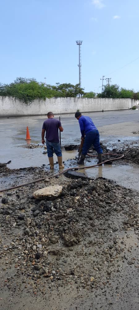 #Carabobo|| La fuerza Trabajadora de #Hidrocentro ejecuta reparación de fuga de agua potable en tubería de 16" en el Distribuidor El Cangrejo del municipio #PuertoCabello 
<a href="/RMarcoTorres/">Rodolfo Marco Torres</a> <a href="/minaguasoficial/">Ministerio del P.P. de Atención de las Aguas</a>