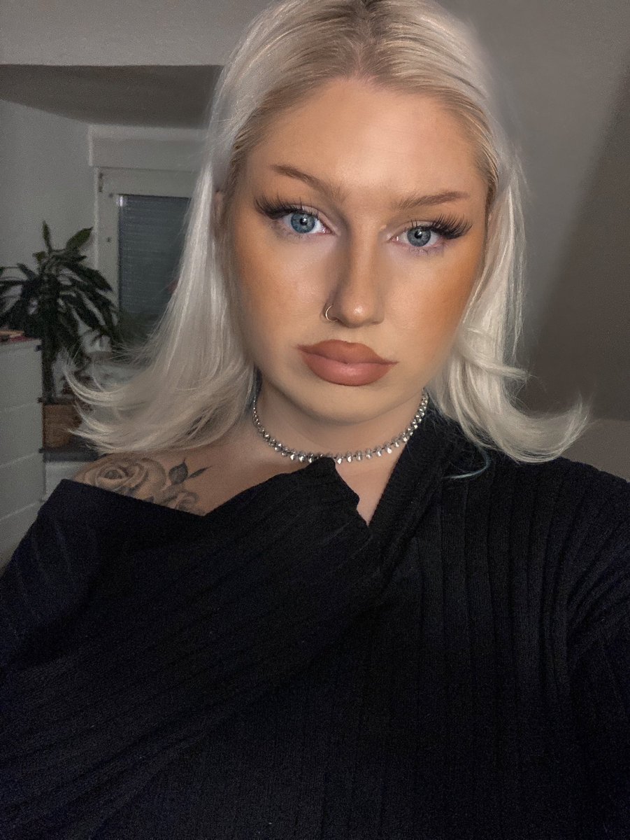 22__Boo's tweet photo. Bin gelangweilt 😑 Will jemand schreiben ? 
#blondie #germangirl #langeweile #horny https://t.co/e3IOOotTam