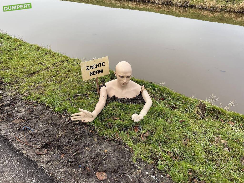 dumpert's tweet photo. Pas op! Gevaarlijk. #pop #zachte #berm #gevaar #bord #waarschuwing #creatief #mannequin #etalagepop #paspop https://t.co/XpLLwRvVBX https://t.co/yiRQvbTpvf