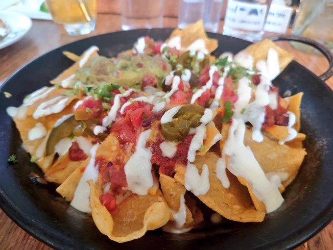 今日は友達に誘ってもらいメキシカン!久しぶりにビビッとくる美味しいナチョスに出会えて幸せ。他の料理も美味しかったしお店のホスピタリティも良い。美味しくて良い店に出会えた日は幸せだ 
