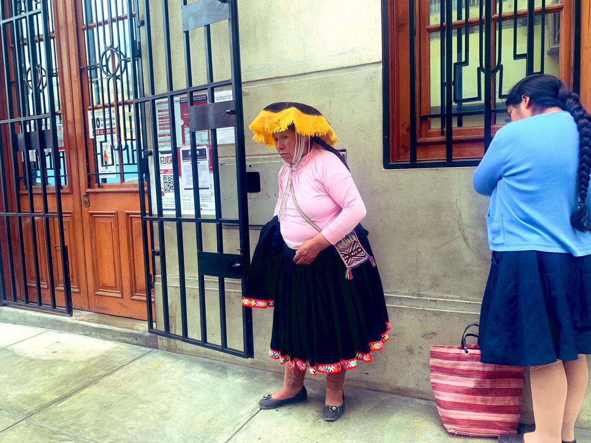 MarcoAvilesH's tweet photo. Guillermina Mamani, madre de Cirilo Jara Mamani, viajó hasta Lima para asistir a la audiencia de su hijo, pero fue obligada a esperar en la calle.

No es normal. Es el Perú. https://t.co/cuVAH09ApU