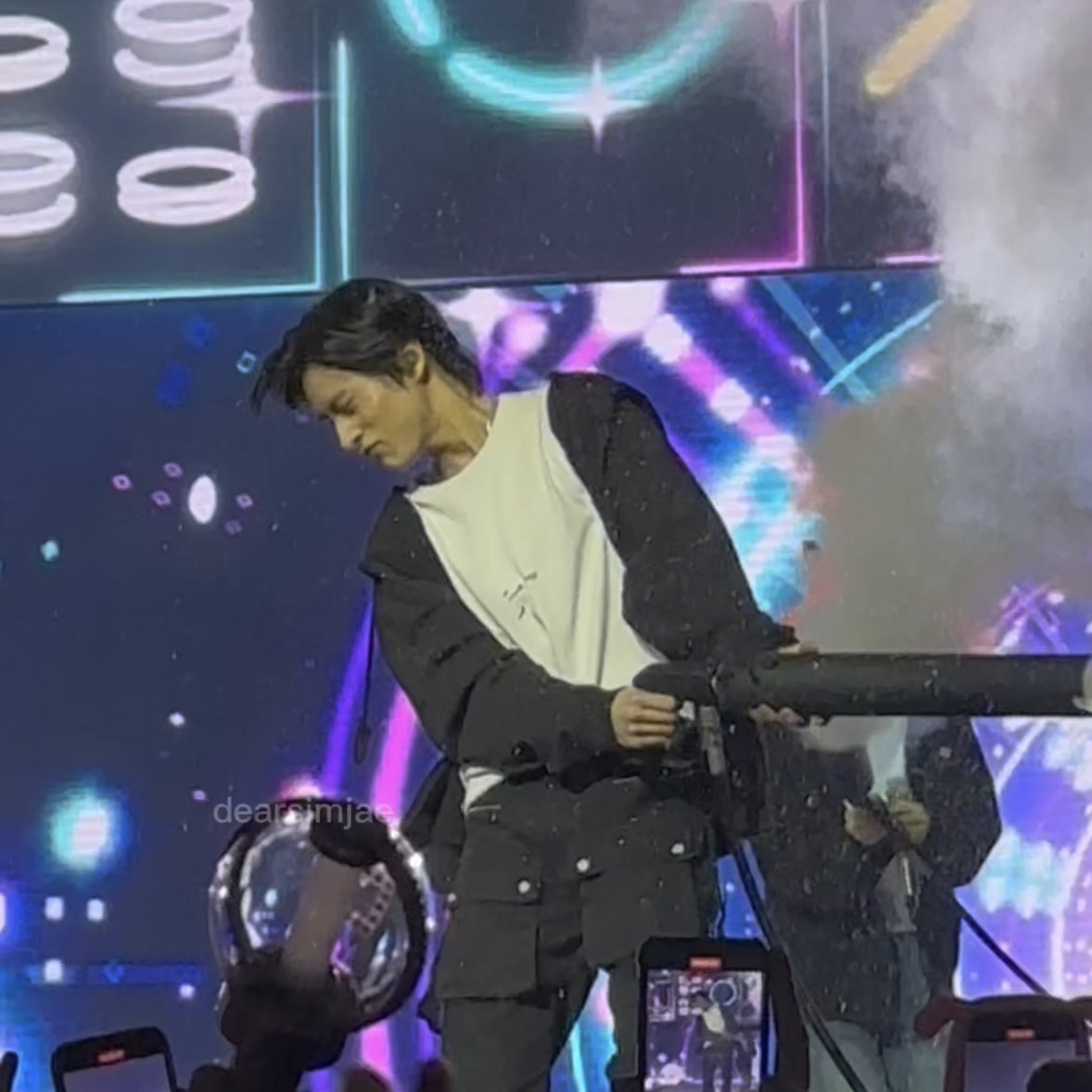 dearsimjae's tweet photo. jake vs the smoke gun machine 🤣 https://t.co/Dy4Vtg3RJU