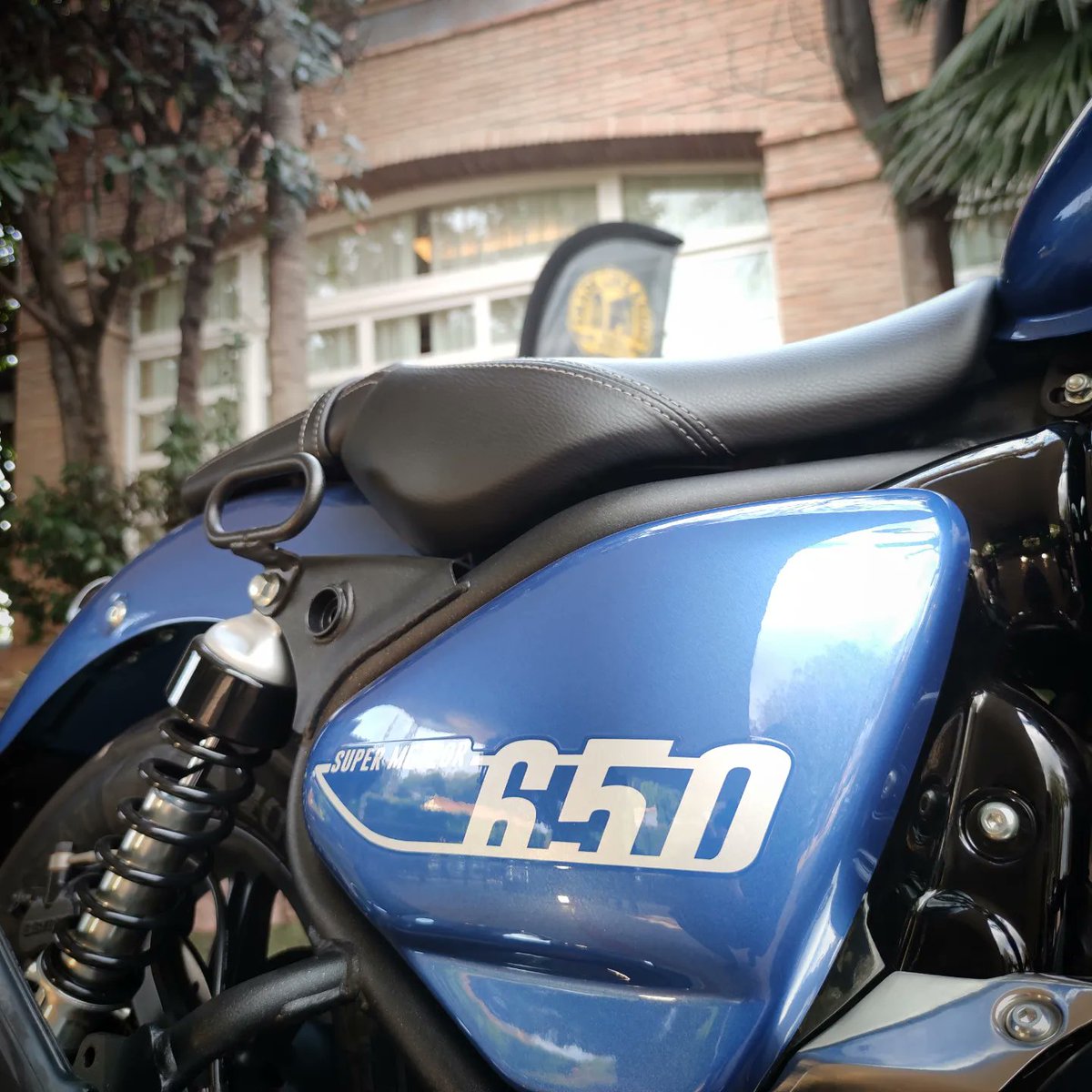 mundomotero's tweet photo. Hoy estamos en la presentación de la nueva Royal Enfield #SuperMeteor650.
Pronto os contamos todas las características y detalles de la nueva custom Cruiser de la marca india.
#MundoMotero
#SomosMoteros
#Gasalaburra https://t.co/kVg1lDPilZ