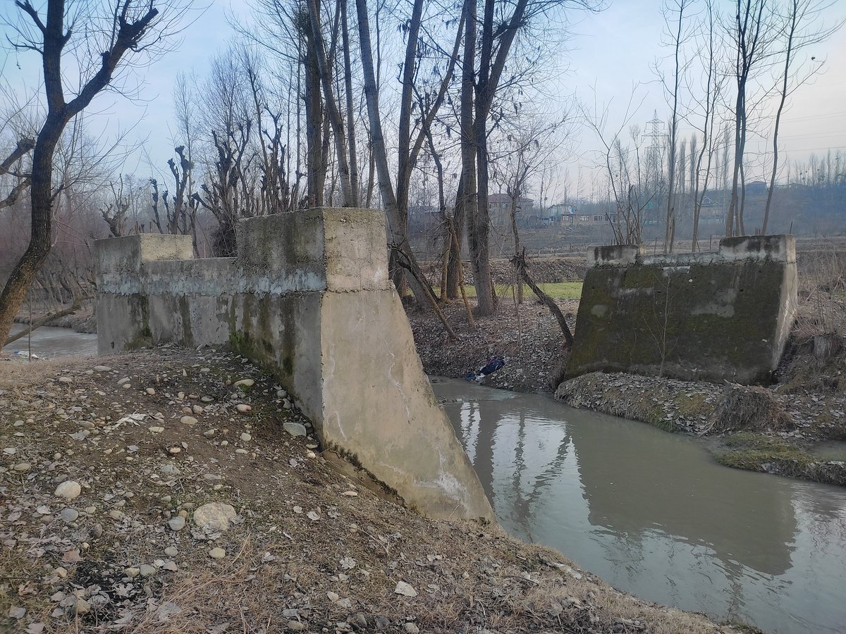 BhatYasir_'s tweet photo. These concrete walls were constructed some 4 years back at Wanigam Payeen, RDD block Pattan. IDK what was the purpose of this construction, apparently it was for a bridge–which isn't visible to the public. Can authorities answer how much money was spent? 
@shafiamaqbool @JKACB https://t.co/DJYvNLTMdO