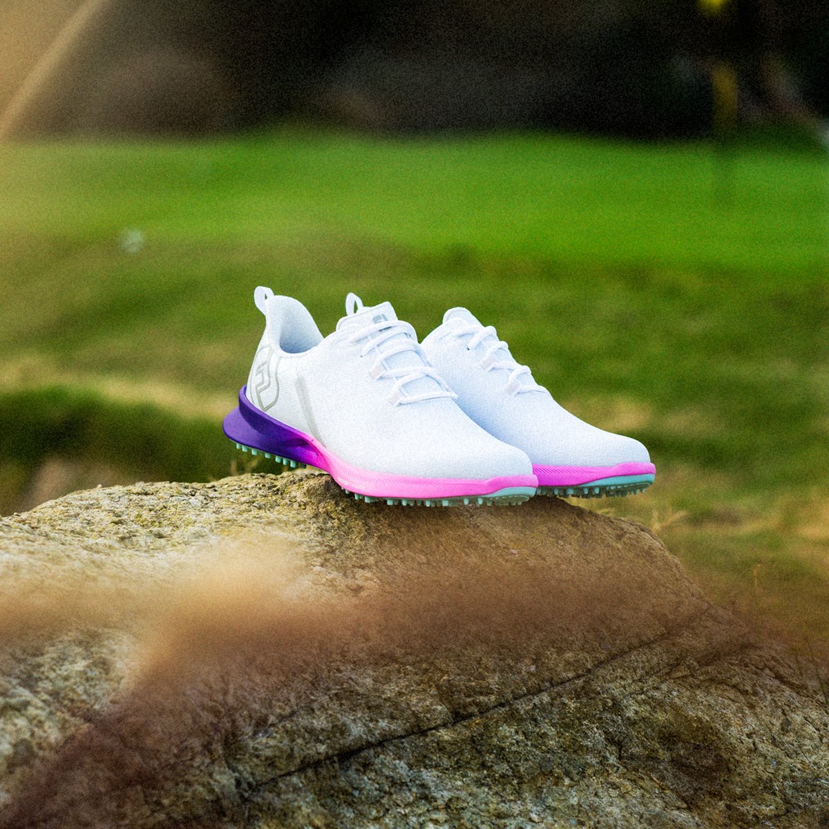 FootJoy's tweet photo. Durable Breathability. ๐ซก
Lightweight Cushioning. โ๏ธ
Superior Traction. ๐๏ธ
#BringTheHeat #FJFUEL https://t.co/PJS5GOIbZP