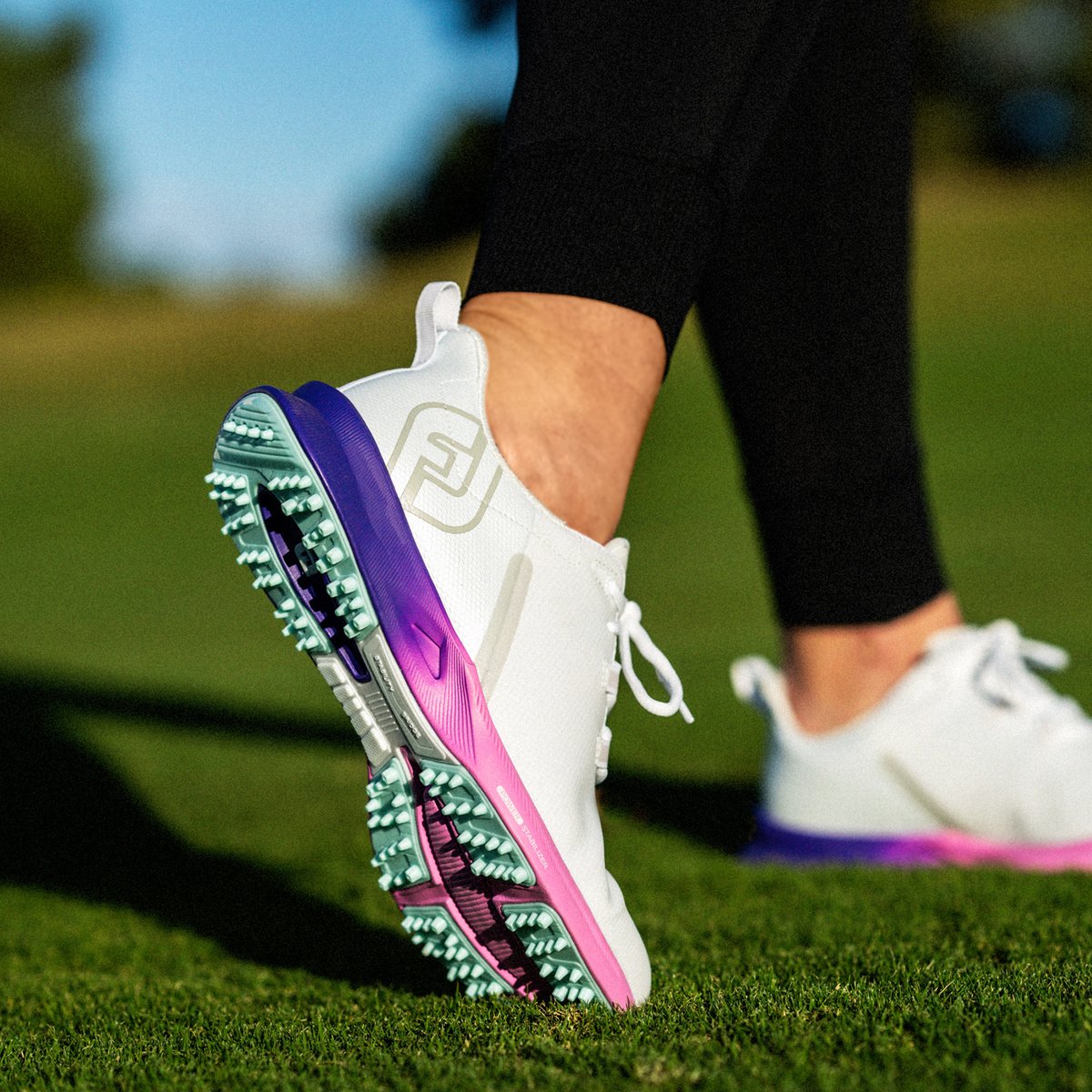 FootJoy's tweet photo. Durable Breathability. ๐ซก
Lightweight Cushioning. โ๏ธ
Superior Traction. ๐๏ธ
#BringTheHeat #FJFUEL https://t.co/PJS5GOIbZP