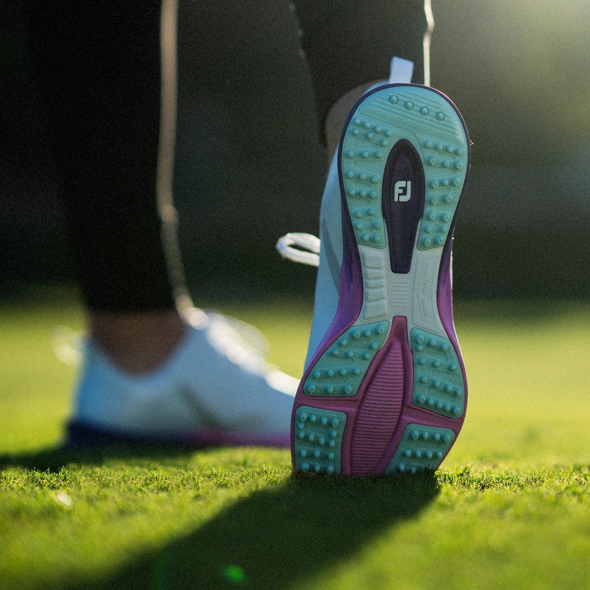 FootJoy's tweet photo. Durable Breathability. ๐ซก
Lightweight Cushioning. โ๏ธ
Superior Traction. ๐๏ธ
#BringTheHeat #FJFUEL https://t.co/PJS5GOIbZP