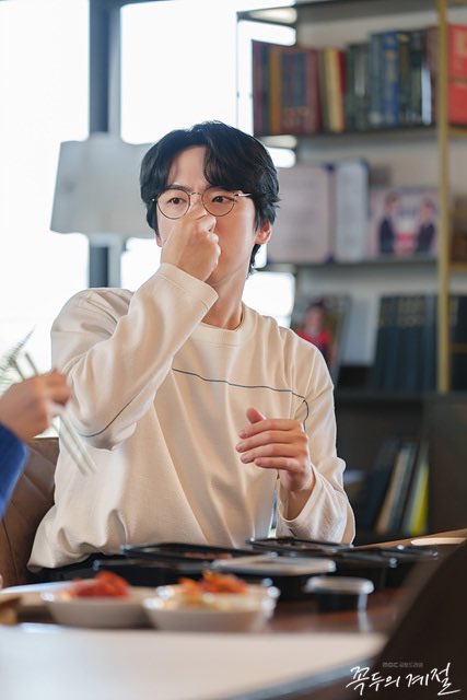 LouiseW44557282's tweet photo. While waiting for Kokdu ep7, I rewatch Mr Queen ep1 on Netflix 🥰🥰 and I am surprised that I found Cheol Jong even more handsome than before 🤩🤩 

Dujinwoo ssi, do you agree 😂😂

#KimJungHyun #김정현 #金正賢 
#철인왕후 #哲仁王后 #MrQueen #이원범
#哲宗 #CheolJong https://t.co/9xAyxmqPwG