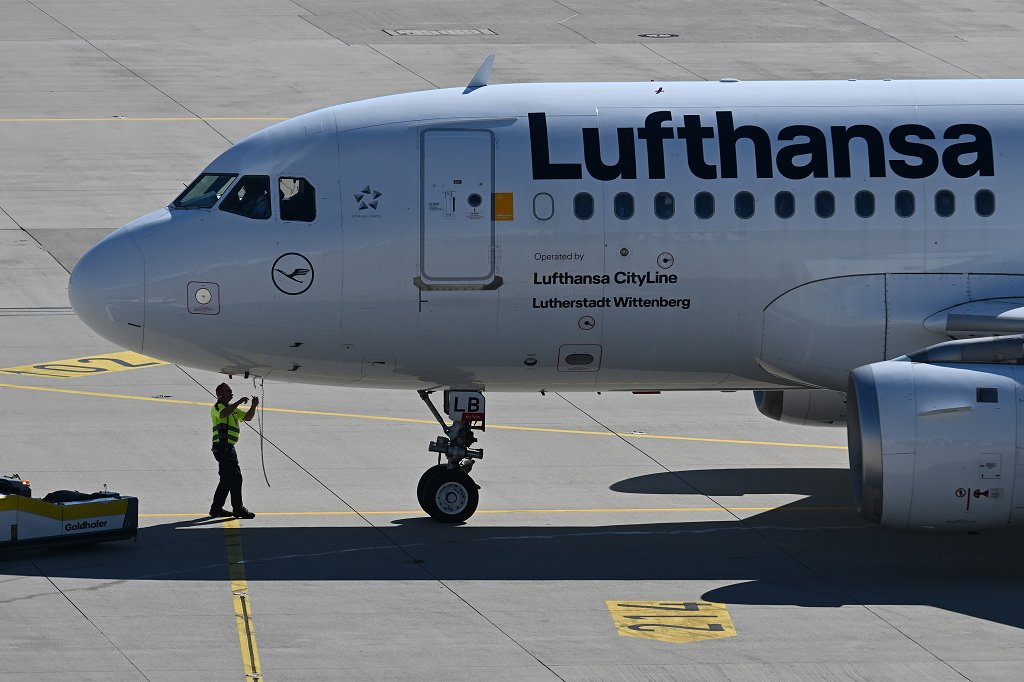 AJEnglish's tweet photo. Lufthansa airline's IT failure leaves thousands of passengers stranded worldwide https://t.co/aDarzL85s1 https://t.co/Ty6POyNkMZ