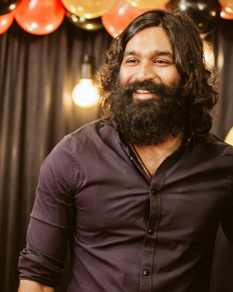 Kettawan_Kannan's tweet image. Intha Look'a Wechuttu Innum Yean'ya #AO2 Start Pannaama Irukeenga?? @selvaraghavan @dhanushkraja 

#CaptainMiller #Vaathi #D50 @dhanushkraja