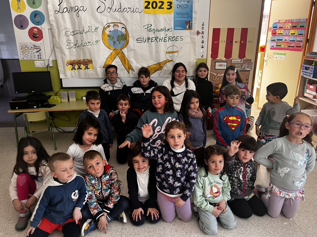 BajaCra's tweet photo. La Patarrona hoy está del revés.Ha querido que vengamos con camisetas al revés, calcetines por fuera, calzoncillos encima de los pantalones… un desastre. https://t.co/HSSykfWEvo